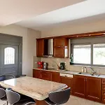 Villa Captivating 3 Bedroom 360º Sea & Mountain Views - Near Kyparissia, Messinias