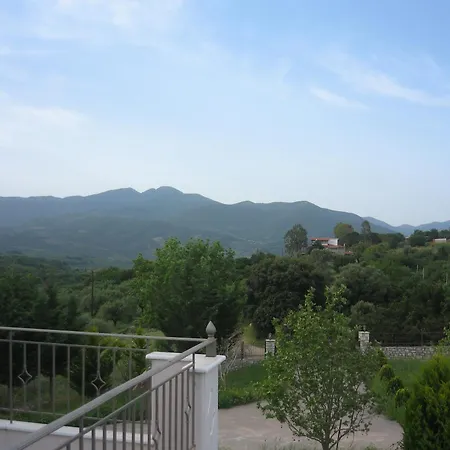Villa Captivating 3 Bedroom 360º Sea & Mountain Views - Near Kyparissia, Messinias