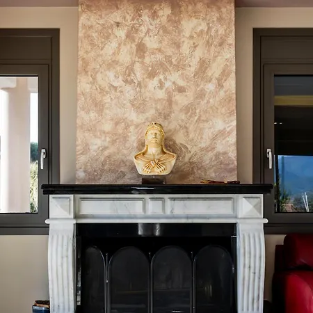 Villa Captivating 3 Bedroom 360º Sea & Mountain Views - Near Kyparissia, Messinias