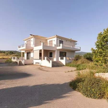 Villa Captivating 3 Bedroom 360º Sea & Mountain Views - Near Kyparissia, Messinias *