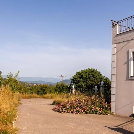 Captivating 3 Bedroom 360º Sea & Mountain Views - Near Kyparissia, Messinias * Glikorrizi