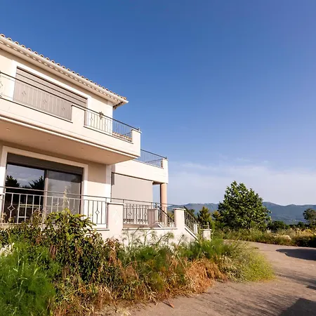 Captivating 3 Bedroom 360º Sea & Mountain Views - Near Kyparissia, Messinias Villa