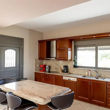 Villa Captivating 3 Bedroom 360º Sea & Mountain Views - Near Kyparissia, Messinias