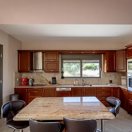 Captivating 3 Bedroom 360º Sea & Mountain Views - Near Kyparissia, Messinias *