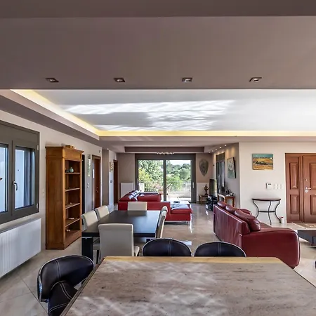 Captivating 3 Bedroom 360º Sea & Mountain Views - Near Kyparissia, Messinias Villa