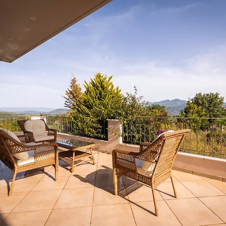 Captivating 3 Bedroom 360º Sea & Mountain Views - Near Kyparissia, Messinias Villa