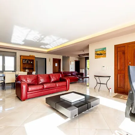 Captivating 3 Bedroom 360º Sea & Mountain Views - Near Kyparissia, Messinias Villa