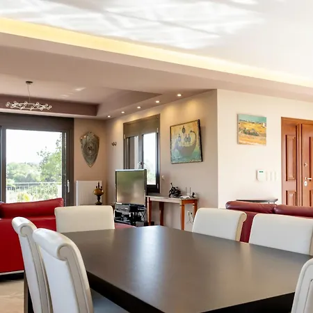 Villa Captivating 3 Bedroom 360º Sea & Mountain Views - Near Kyparissia, Messinias *