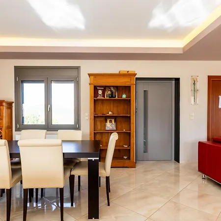 Villa Captivating 3 Bedroom 360º Sea & Mountain Views - Near Kyparissia, Messinias *