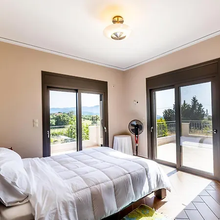 Captivating 3 Bedroom 360º Sea & Mountain Views - Near Kyparissia, Messinias