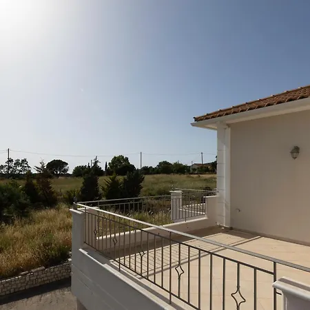 Villa Captivating 3 Bedroom 360º Sea & Mountain Views - Near Kyparissia, Messinias