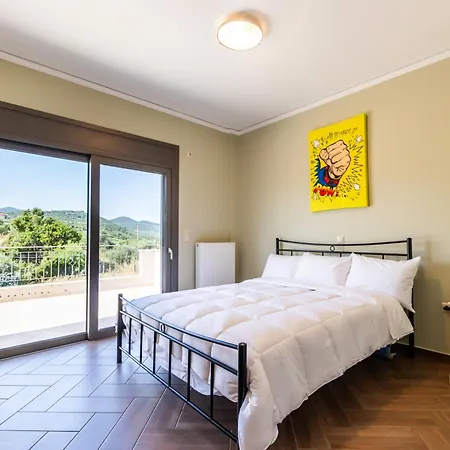 Villa Captivating 3 Bedroom 360º Sea & Mountain Views - Near Kyparissia, Messinias *