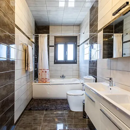 Captivating 3 Bedroom 360º Sea & Mountain Views - Near Kyparissia, Messinias * Glikorrizi