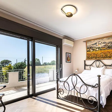 Captivating 3 Bedroom 360º Sea & Mountain Views - Near Kyparissia, Messinias *