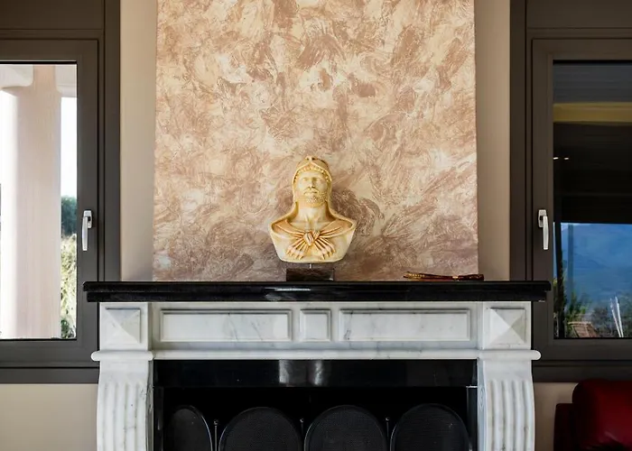 Villa Captivating 3 Bedroom 360º Sea & Mountain Views - Near Kyparissia, Messinias