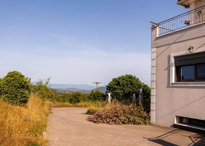 Captivating 3 Bedroom 360º Sea & Mountain Views - Near Kyparissia, Messinias * Glikorrizi