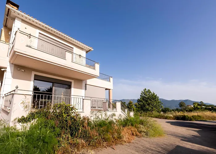 Captivating 3 Bedroom 360º Sea & Mountain Views - Near Kyparissia, Messinias Villa