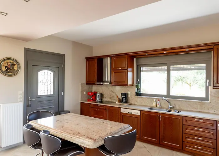 Villa Captivating 3 Bedroom 360º Sea & Mountain Views - Near Kyparissia, Messinias