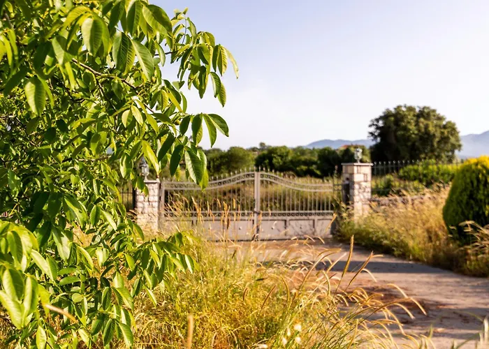 Villa Captivating 3 Bedroom 360º Sea & Mountain Views - Near Kyparissia, Messinias