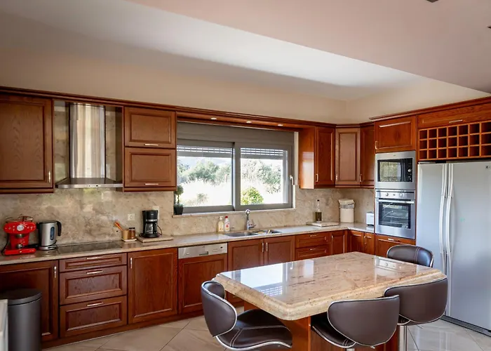 Captivating 3 Bedroom 360º Sea & Mountain Views - Near Kyparissia, Messinias