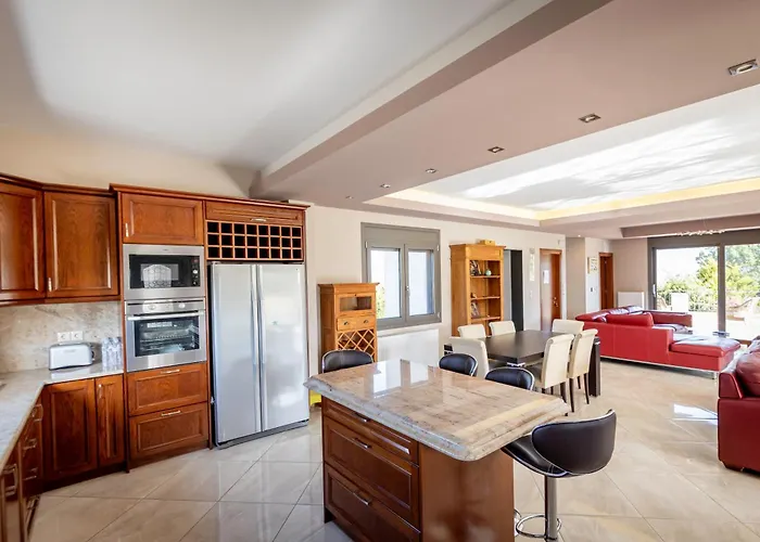 Villa Captivating 3 Bedroom 360º Sea & Mountain Views - Near Kyparissia, Messinias Glikorrizi