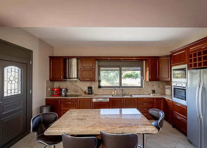 Captivating 3 Bedroom 360º Sea & Mountain Views - Near Kyparissia, Messinias *