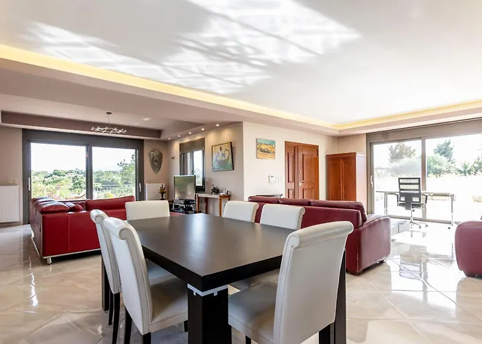 Captivating 3 Bedroom 360º Sea & Mountain Views - Near Kyparissia, Messinias Villa