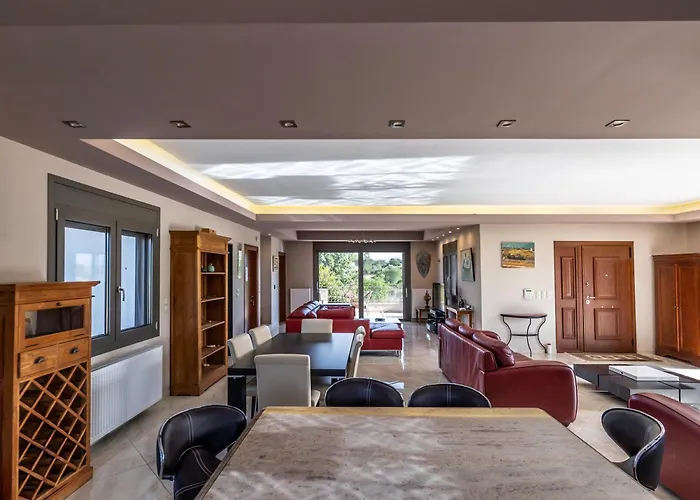 Captivating 3 Bedroom 360º Sea & Mountain Views - Near Kyparissia, Messinias Villa