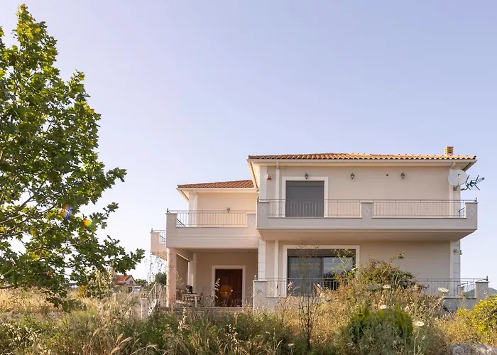 Villa Captivating 3 Bedroom 360º Sea & Mountain Views - Near Kyparissia, Messinias