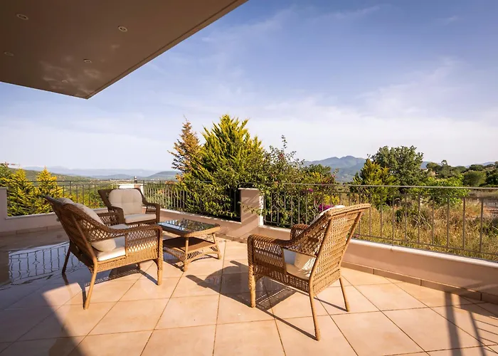 Captivating 3 Bedroom 360º Sea & Mountain Views - Near Kyparissia, Messinias Villa