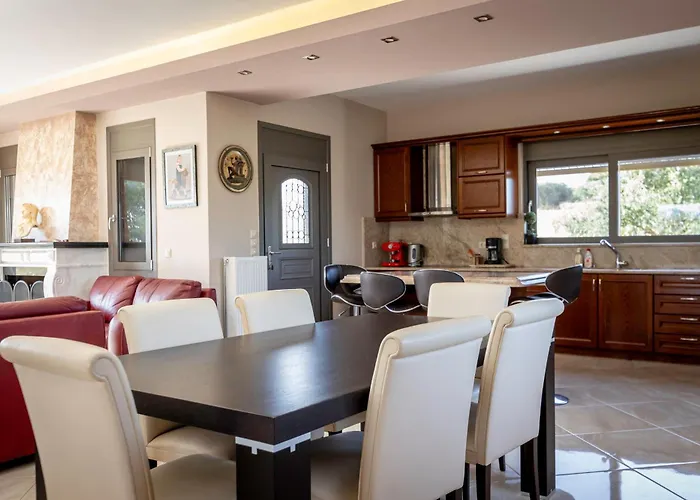 Captivating 3 Bedroom 360º Sea & Mountain Views - Near Kyparissia, Messinias