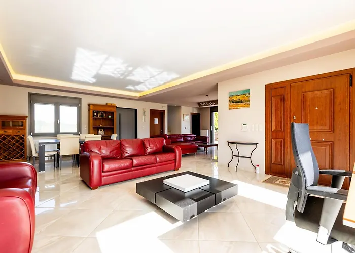 Captivating 3 Bedroom 360º Sea & Mountain Views - Near Kyparissia, Messinias Villa