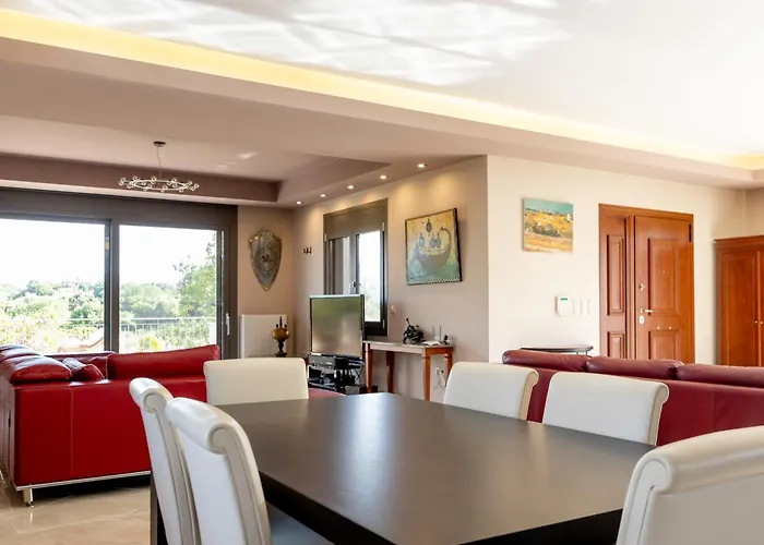 Villa Captivating 3 Bedroom 360º Sea & Mountain Views - Near Kyparissia, Messinias *