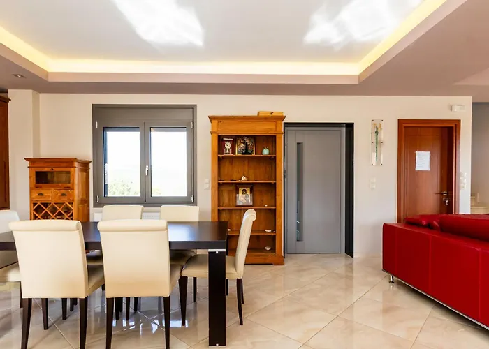 Villa Captivating 3 Bedroom 360º Sea & Mountain Views - Near Kyparissia, Messinias *