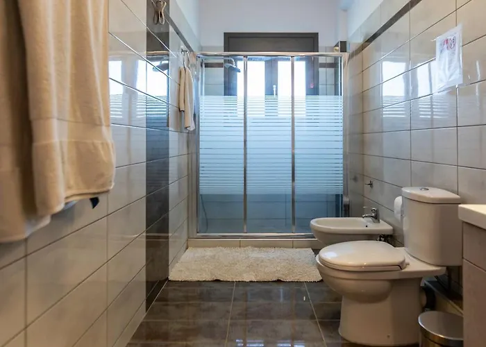 Villa Captivating 3 Bedroom 360º Sea & Mountain Views - Near Kyparissia, Messinias