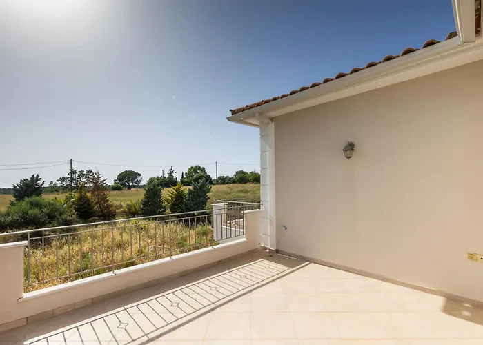 Villa Captivating 3 Bedroom 360º Sea & Mountain Views - Near Kyparissia, Messinias *