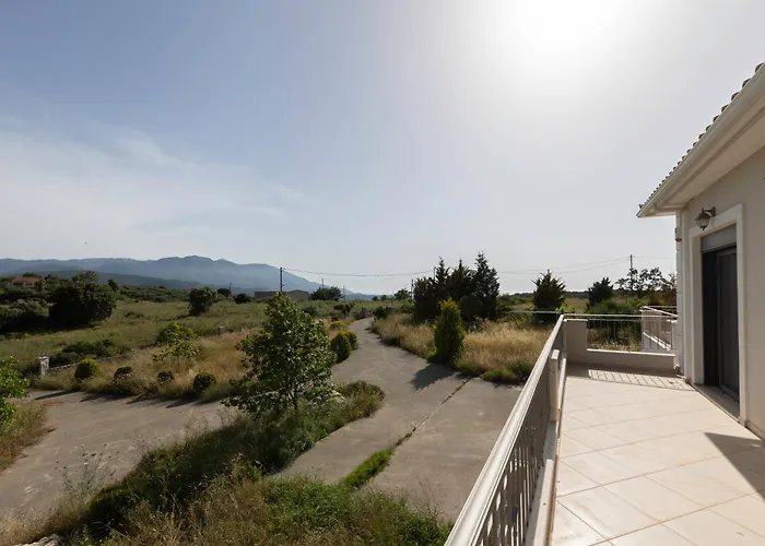 Captivating 3 Bedroom 360º Sea & Mountain Views - Near Kyparissia, Messinias Villa