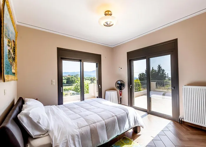 Captivating 3 Bedroom 360º Sea & Mountain Views - Near Kyparissia, Messinias