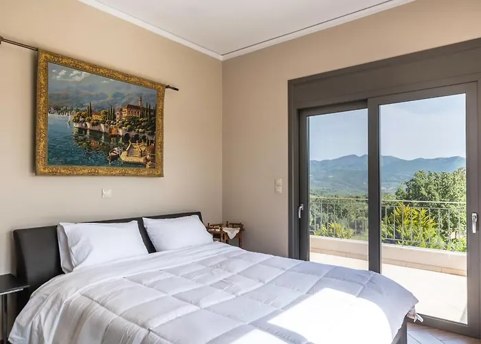 Captivating 3 Bedroom 360º Sea & Mountain Views - Near Kyparissia, Messinias Villa *