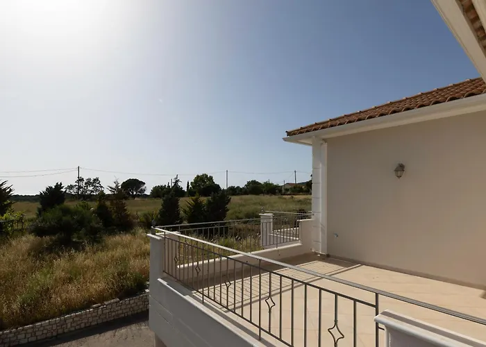 Villa Captivating 3 Bedroom 360º Sea & Mountain Views - Near Kyparissia, Messinias