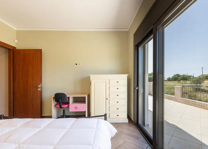 Villa Captivating 3 Bedroom 360º Sea & Mountain Views - Near Kyparissia, Messinias *