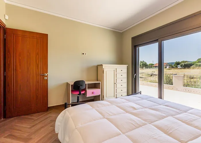 Captivating 3 Bedroom 360º Sea & Mountain Views - Near Kyparissia, Messinias * Glikorrizi