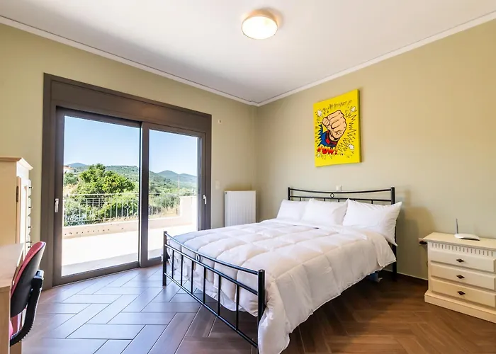 Villa Captivating 3 Bedroom 360º Sea & Mountain Views - Near Kyparissia, Messinias *