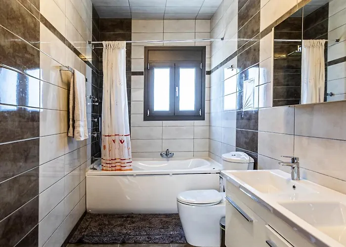 Captivating 3 Bedroom 360º Sea & Mountain Views - Near Kyparissia, Messinias * Glikorrizi