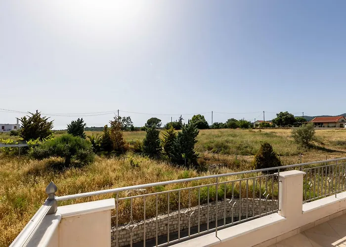 Villa Captivating 3 Bedroom 360º Sea & Mountain Views - Near Kyparissia, Messinias *