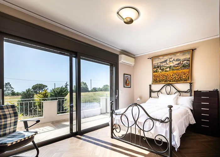 Captivating 3 Bedroom 360º Sea & Mountain Views - Near Kyparissia, Messinias *